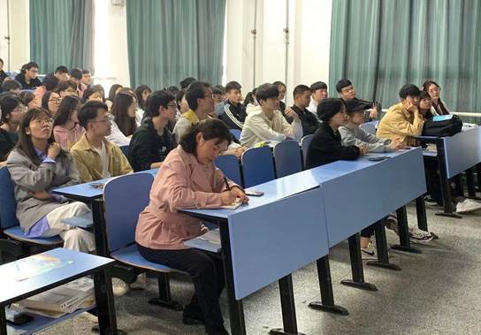说明: C:\Users\dsj\Desktop\20210426扬子江药业专场招聘\现场照片\选3.jpg